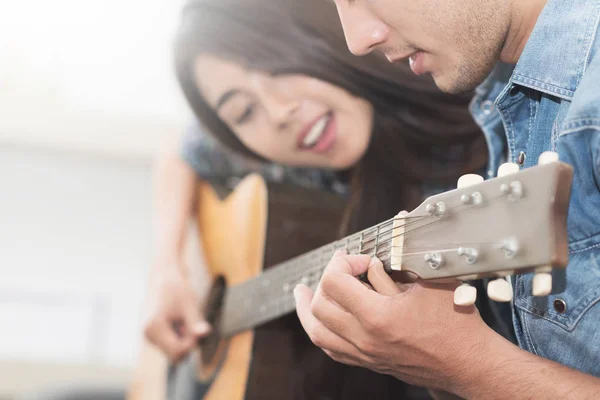 Casal tocando guitarra acústica . — Fotografia de Stock