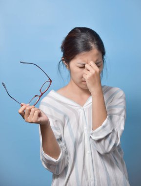 Yorgun Asya gözlük kadın.