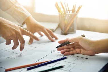 Yaratıcı tasarımcılar tartışıyor.