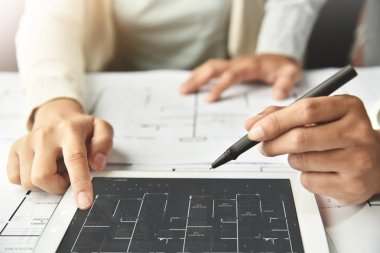 Tablet ile tartışırken tasarımcıları. 