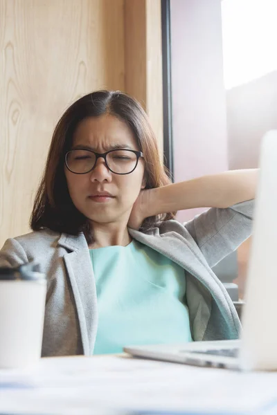 Азиатская деловая женщина страдает от боли в плече и шее . — стоковое фото