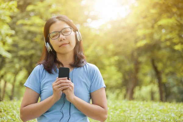 Mulher asiática ouvindo a música . — Fotografia de Stock