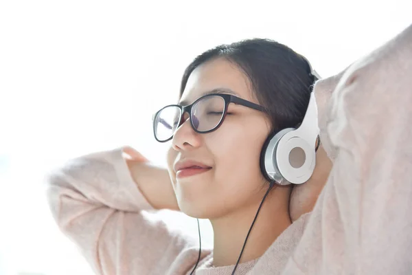 Mulher asiática ouvindo a música . — Fotografia de Stock