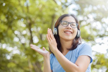 Asyalı kadın müzik.