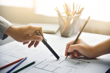 Yaratıcı tasarımcılar tartışıyor.