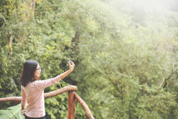 fotoğrafta gözlük ile kadın.