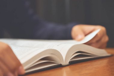 Kitap okuyan bir kadın..