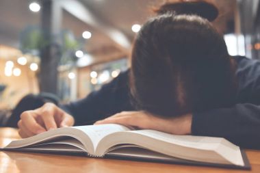 Uyku yorgun Asyalı kadın.