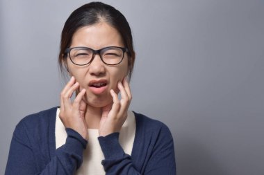 Kadın duygu diş ağrısı.