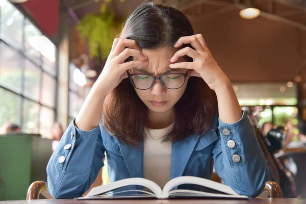 Kadın mavi tişört bir kitap okuma vurguladı.