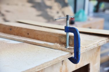 Ahşap masa üzerinde ahşap çalışma aracı.