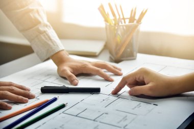 Yaratıcı tasarımcılar tartışıyor.