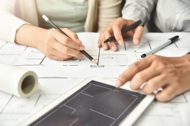 Tablet ile tartışırken tasarımcıları. 