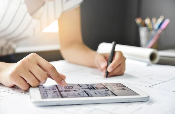 Ontwerper handen met behulp van tablet en schetsen. — Stockfoto