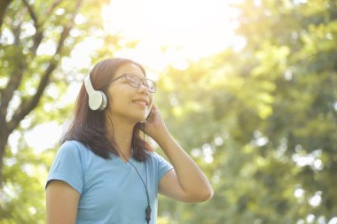 Asyalı kadın müzik.