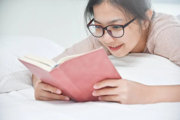 Šťastné krásné asijské žena čtení kniha. — Stock fotografie
