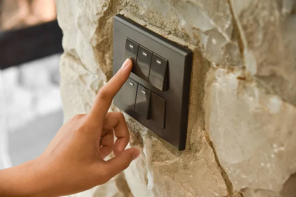 Interrupteur d'éclairage sur mur de pierre brute . — Photo