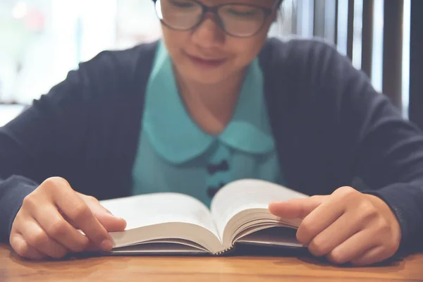 Woman reading a book. — Stock Photo, Image