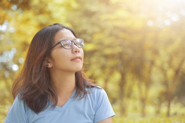Asyalı kadın derin temiz hava nefes.