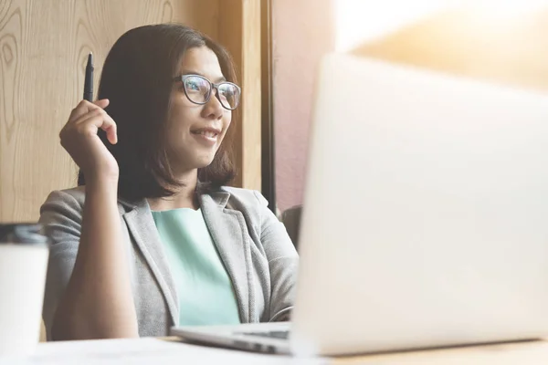 Aziatische zakenvrouw glimlachend en denken. — Stockfoto