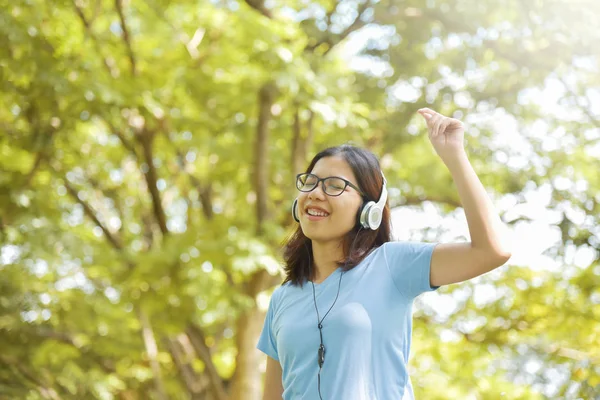 Mulher asiática ouvindo a música . — Fotografia de Stock