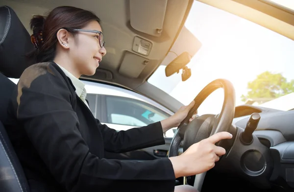 Självsäker asiatiska affärskvinna bilkörning. — Stockfoto