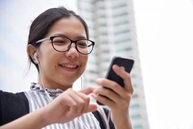 Çin iş akıllı telefon kullanan kadın.