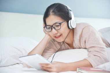 Asyalı kadın müzik.