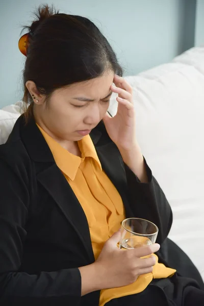 Mulher asiática com dor de cabeça . — Fotografia de Stock