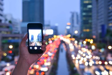 Kadın el alarak fotoğraf ile akıllı telefon.