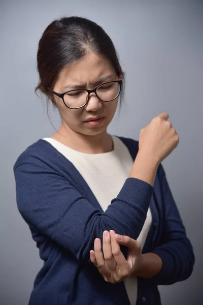 팔꿈치 통증에서 고통 받는 여성. — 스톡 사진