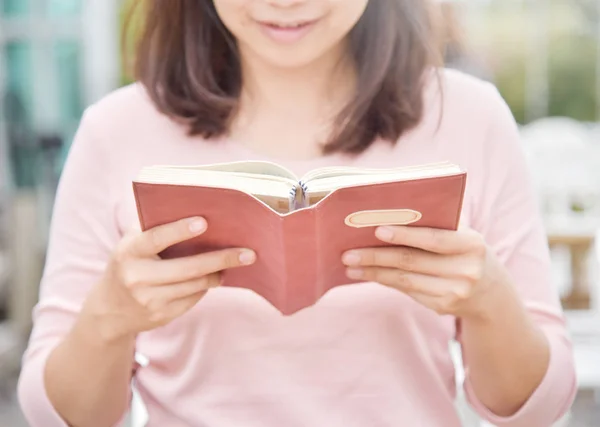 Šťastné krásné asijské žena čte knihu. — Stock fotografie
