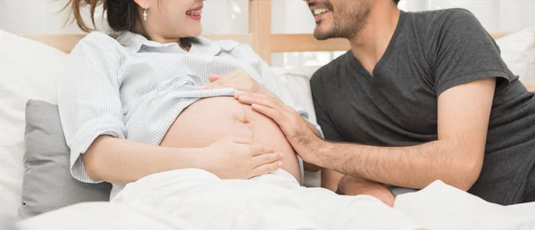 Marito toccando il suo ventre . — Foto Stock