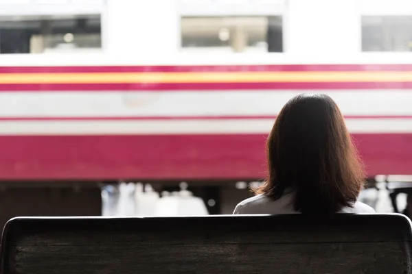 Kvinna väntar thailändska tåg. — Stockfoto