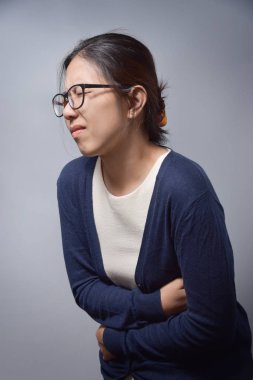 Kadın ayakta mide ağrısı.