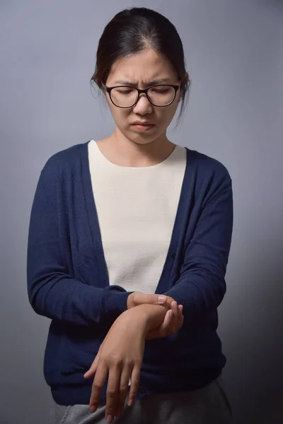 Woman suffering from wrist pain. — Stock Photo, Image