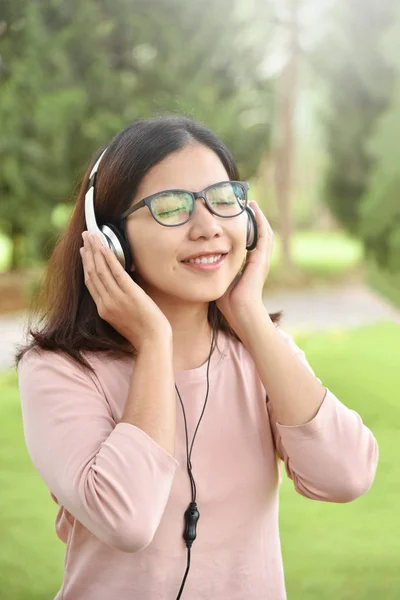 Mulher asiática ouvindo a música . — Fotografia de Stock