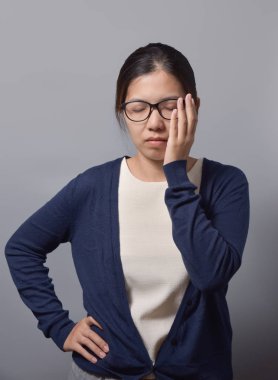 Kadın duygu diş ağrısı.