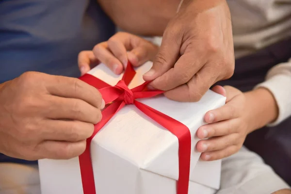 Asiático chico y anciano hombre holding en rojo cinta de blanco regalo bo — Foto de Stock