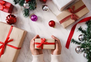 Kahverengi bir hediye kutusu holding çocuk eller.