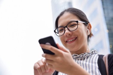 Çin iş akıllı telefon kullanan kadın.