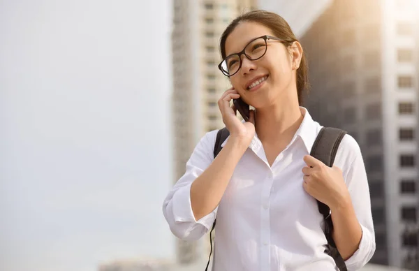 Mulher com seu telefone celular . — Fotografia de Stock