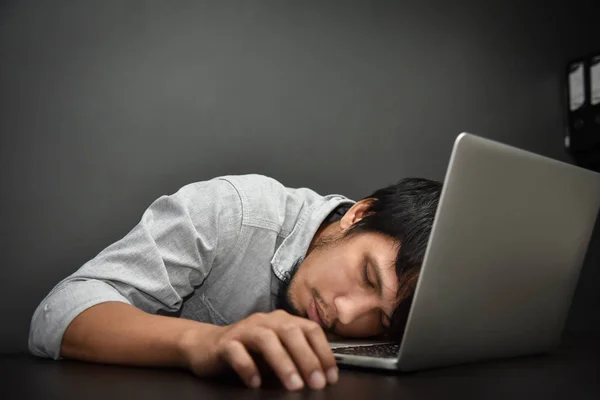 Cansado asiático hombre de negocios . — Foto de Stock