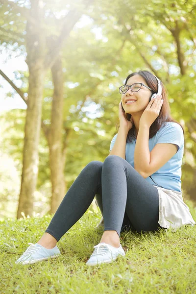 Mulher asiática ouvindo a música . — Fotografia de Stock