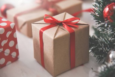 Kahverengi hediye kutu kırmızı kurdele ile.