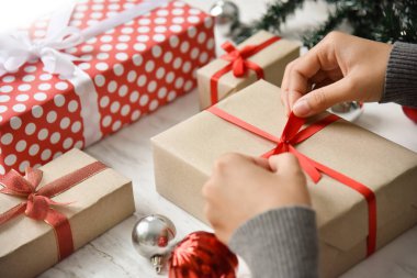 Kahverengi bir hediye kutusu kaydırma eller.