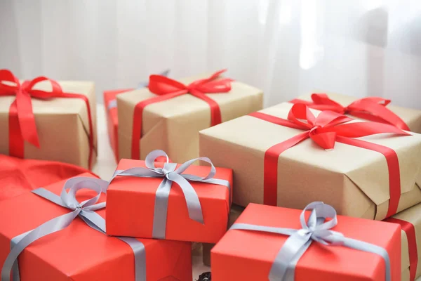 Pila de cajas de regalo rojas y marrones . — Foto de Stock