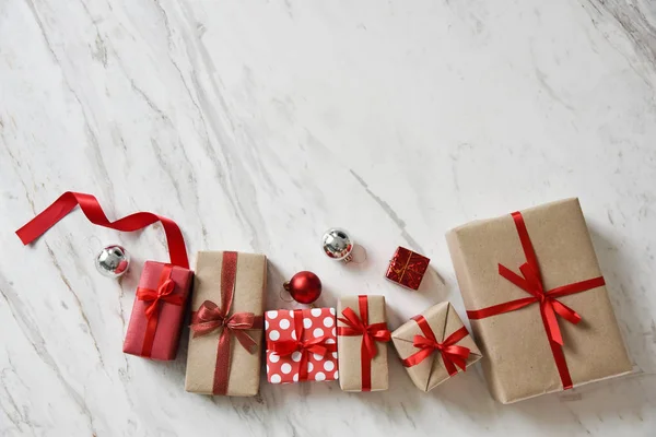 Vista superior de cajas de regalo marrones y rojos en mármol blanco . — Foto de Stock