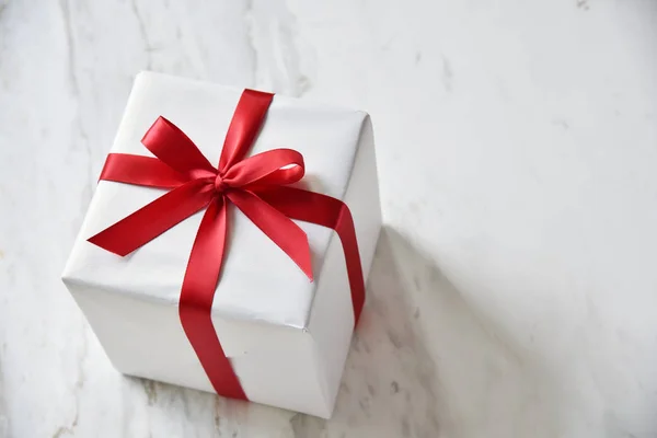 Vista superior de cajas de regalo blancas con cinta roja . — Foto de Stock