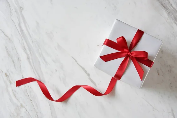 Ansicht der weißen Geschenkboxen mit roter Schleife. — Stockfoto